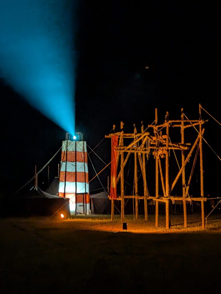 Lagerbauten bei Nacht
